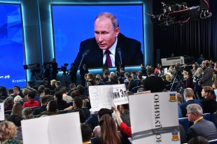 Владимир Путин поручил удвоить соцвыплаты медикам, работающим в новогодние праздники