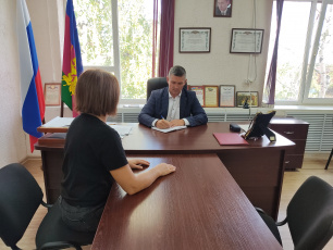 Глава Пластуновского сельского поселения С.К.Олейник еженедельно проводит личные приемы граждан